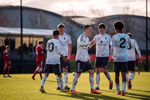 اللعنة انتقلت إلى فريق 18 عاما.. ليفربول يسقط على أرضه بسباعية أمام مانشستر يونايتد